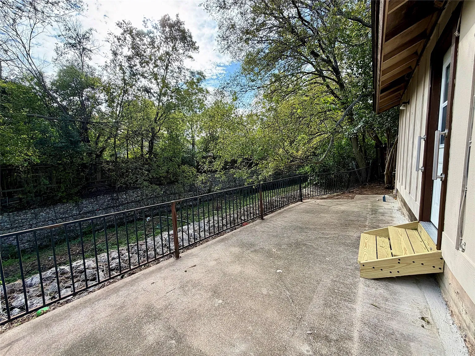 2 bed, 1.0 bath, 827 sqft, $1,325 — Photo 4