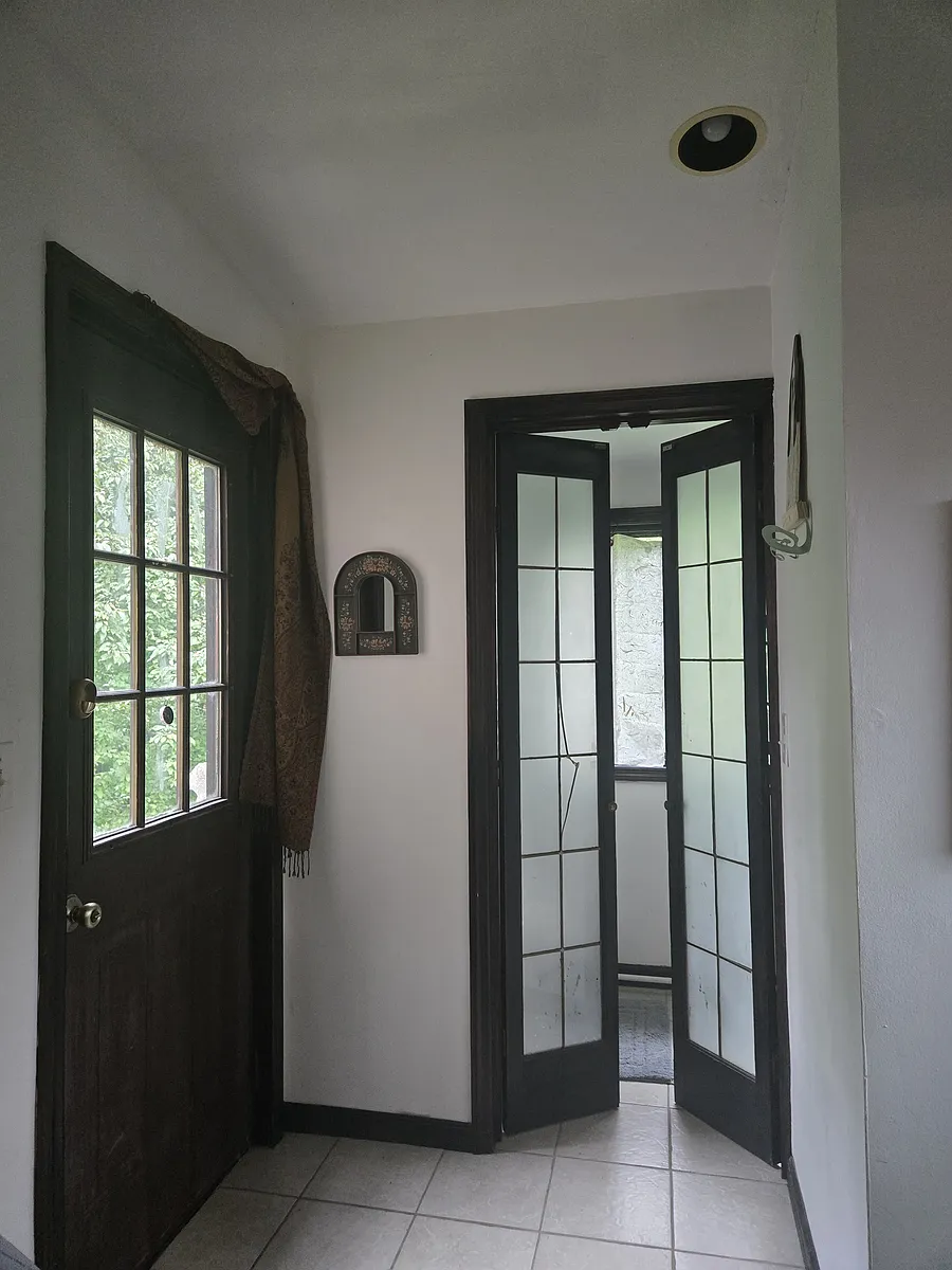 entrance hall - Burt St S