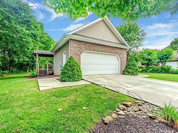 3rd image of 855 Paxton Dr