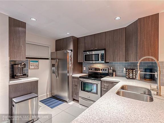 4th image of 2450 NE 15th Ave APT 105