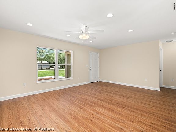 3rd image of 1913 N Iroquois Rd