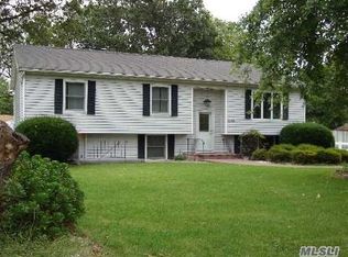 209 Magnolia Dr, Selden, NY 11784