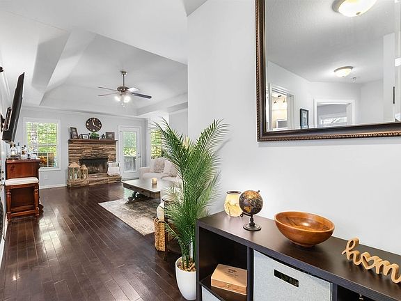 4th image of 340 Chalet Cir