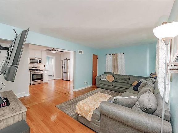 5th image of 2110 Wismer Ave
