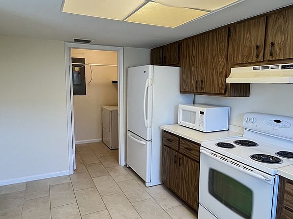 3rd image of 609 SE 23rd Pl APT 2