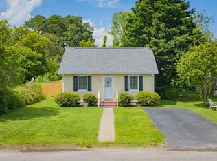27 Cedar Ln, Kilmarnock, VA 22482