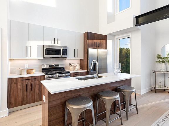 2nd image of 845 19th St NE #Penthouse 10