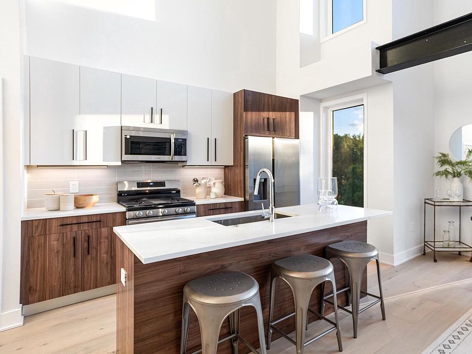 1st image of 845 19th St NE #Penthouse 10