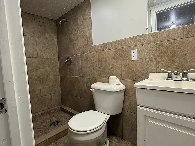 480 Houston Ave — Photo 8