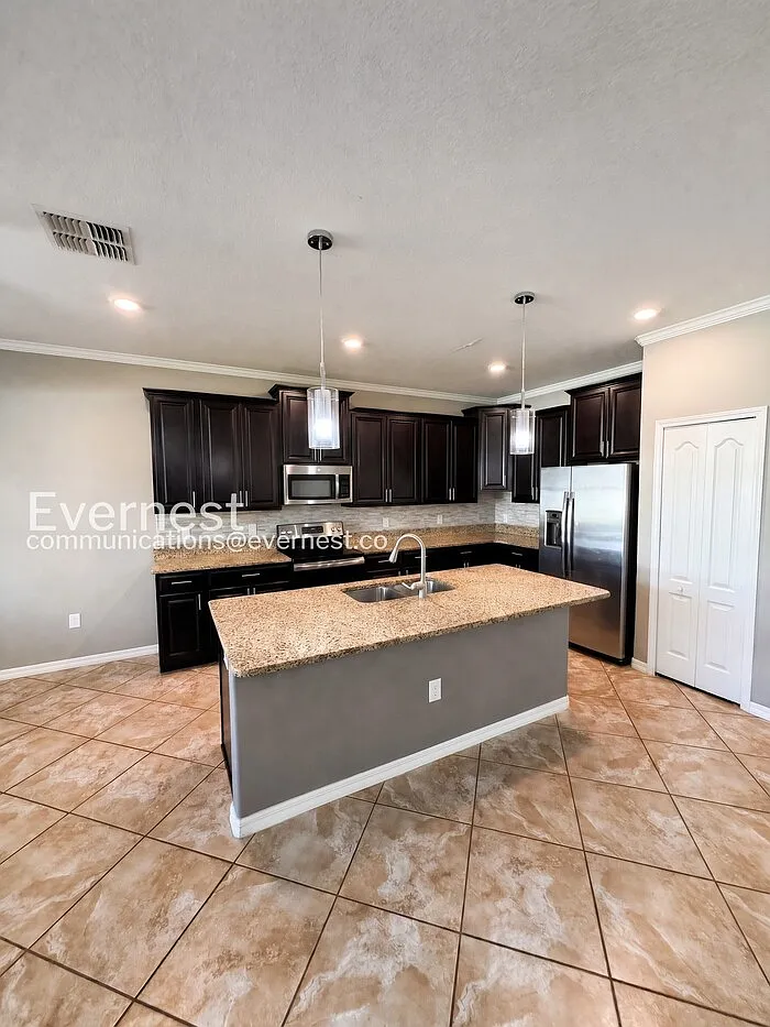 4 bed, 3.0 bath, 2529 sqft, $3,500 — Photo 4