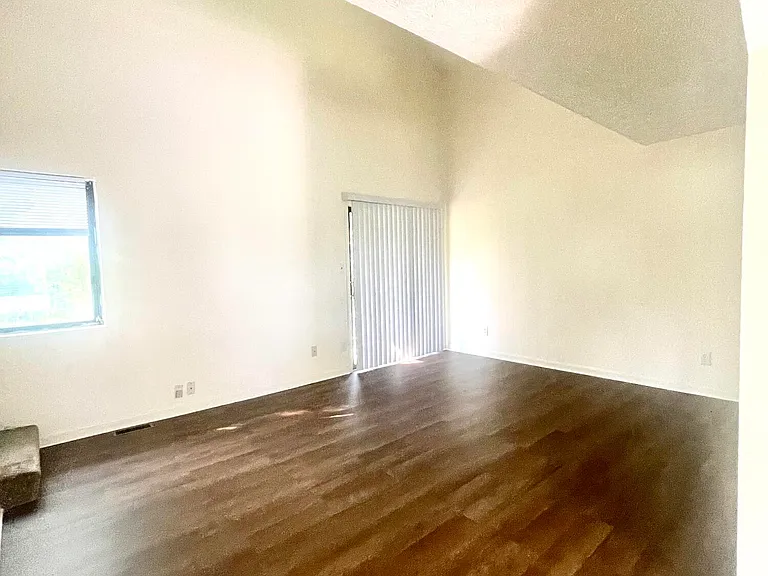 452 Larkwood Dr — Photo 4