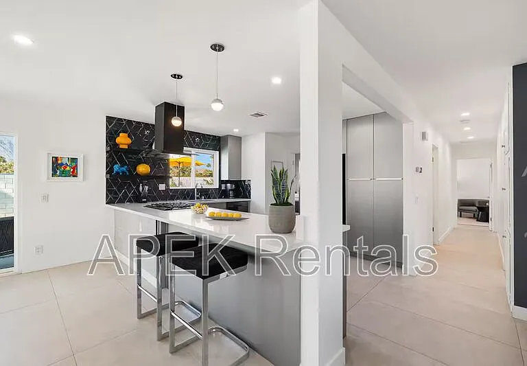 945 N Buttonwillow Cir — Photo 20