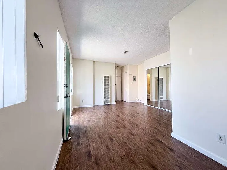 1497 W 29th St #3 — Photo 12