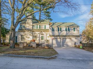 2300 Ridgeway Dr SE, Cedar Rapids, IA 52403