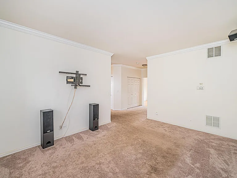 1060 Ellsworth Dr — Photo 9
