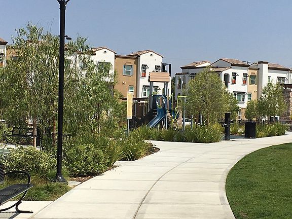4th image of 37 Esfahan Dr