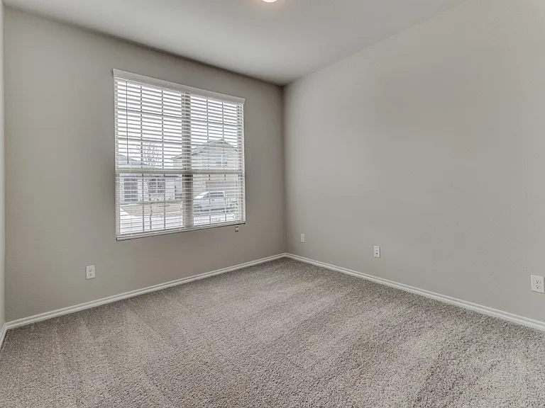 920 Ravenwood Ln — Photo 6