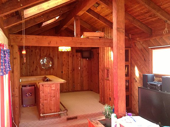 wet bar/hot tub room
