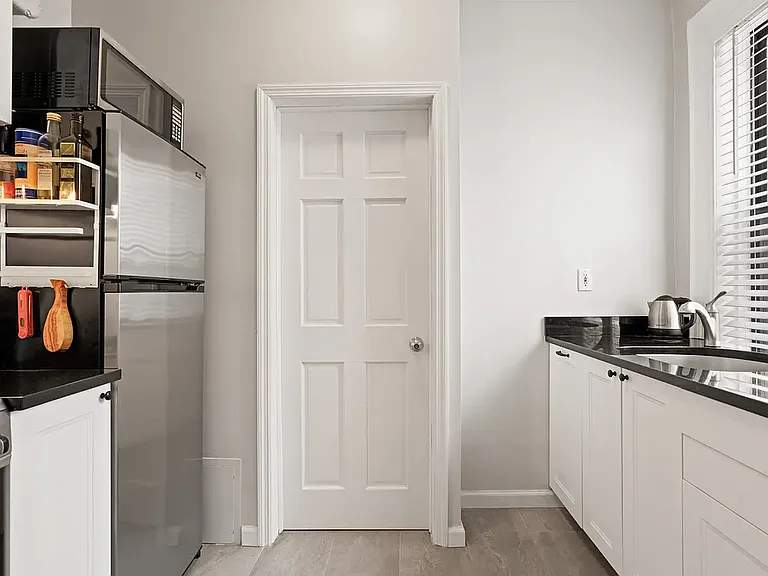 411 W 21st St #6 — Photo 3