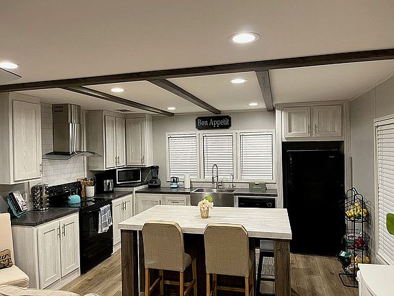 4th image of 1020 Royal Cir