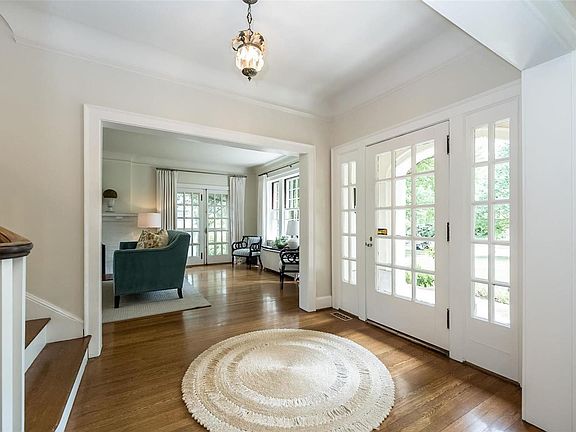 4th image of 7125 Kingsbury Blvd