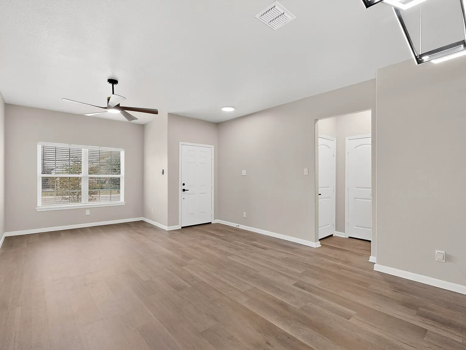 5 bed, 2540 sqft, $2,095 — Photo 3