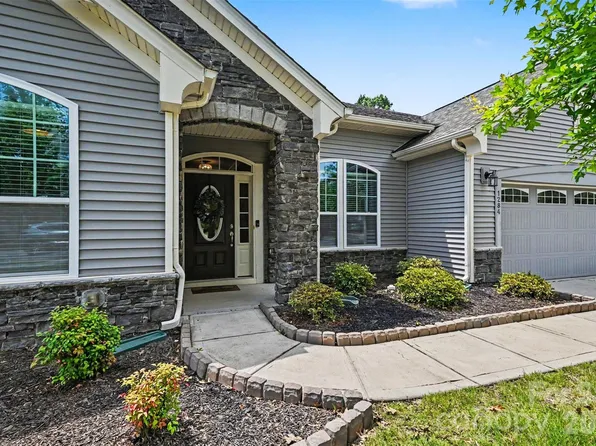 1284 Kings Grove Dr, York, SC 29745