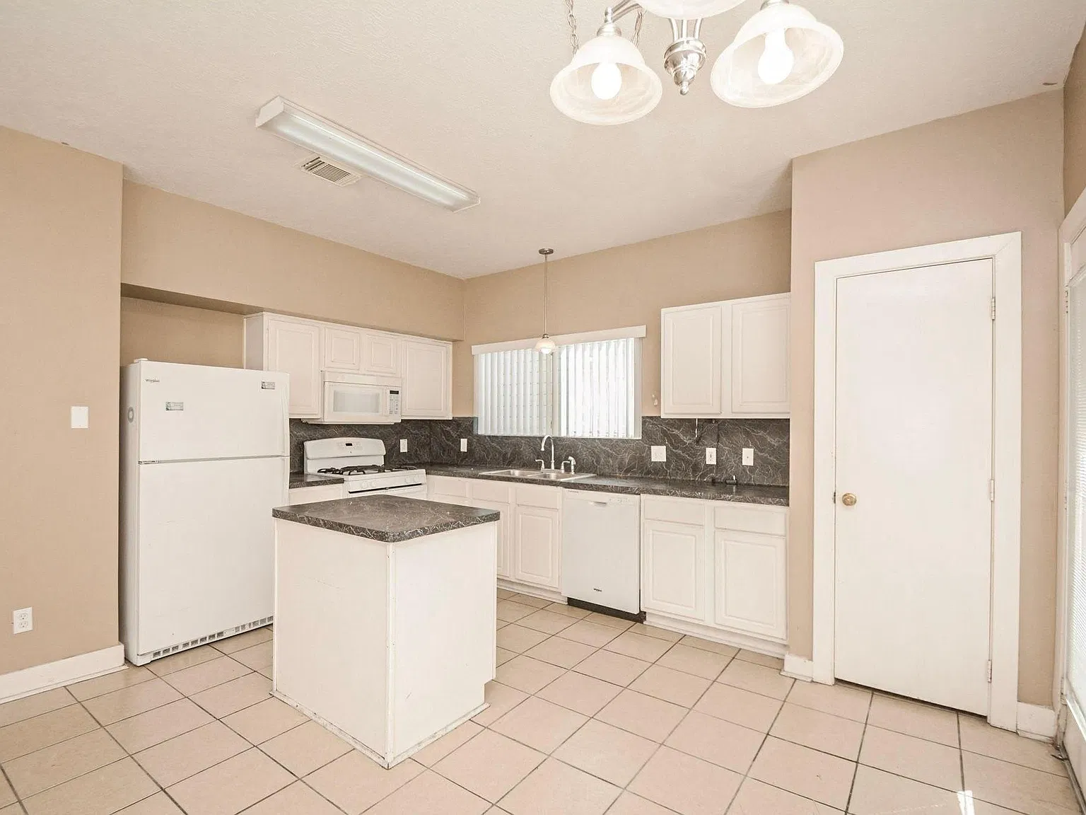 4 bed, 2.5 bath, 2140 sqft, $2,200 — Photo 4