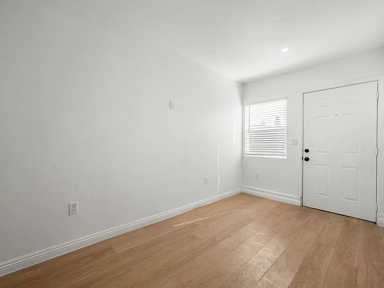 634 W 92nd St #20A — Photo 5