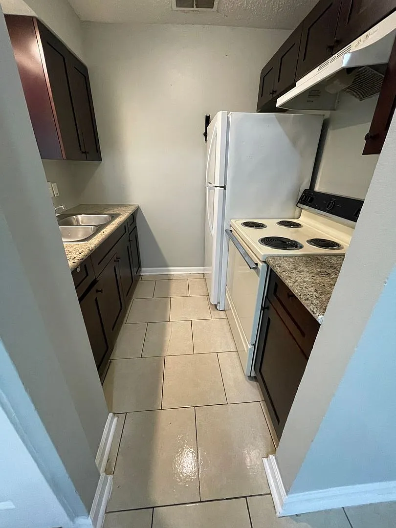 Building Photo - 644 N Donmoor Ave #4
