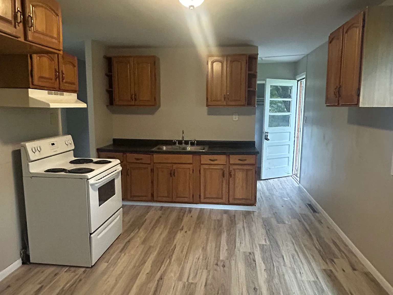 3 bed, 954 sqft, $1,300 — Photo 2