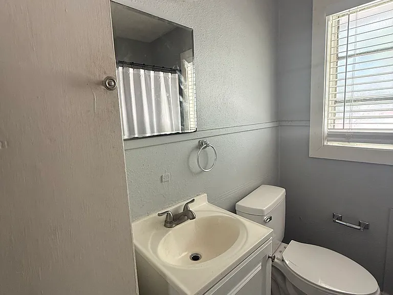 2105 S College Ave #7 — Photo 8