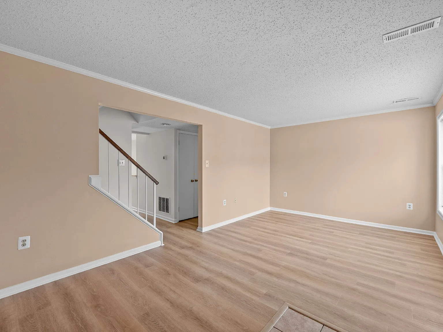 3 bed, 2.5 bath, 1360 sqft, $2,600 — Photo 2