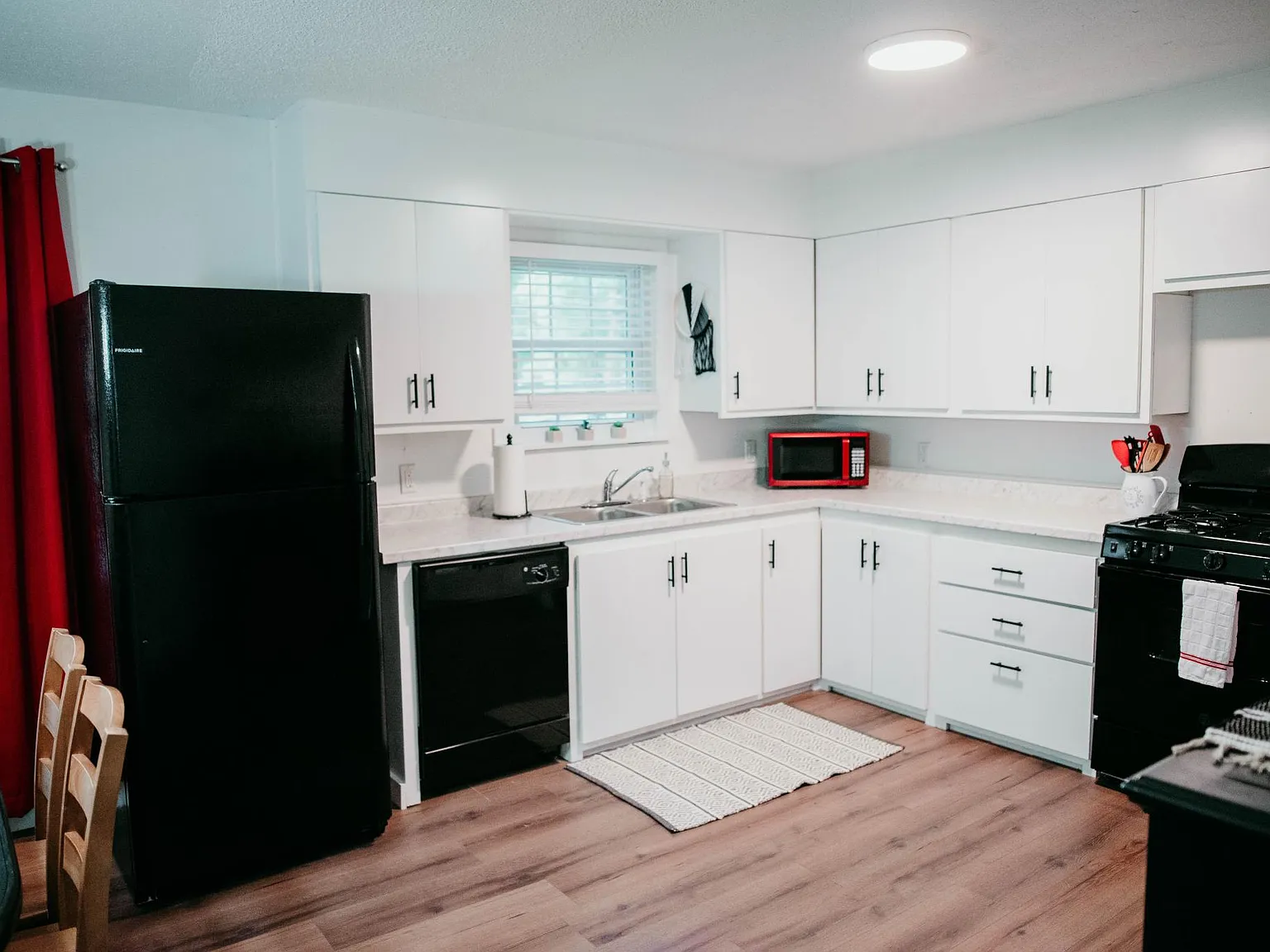 4 bed, 2.5 bath, 1500 sqft, $4,000 — Photo 2