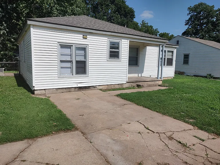 2428 S Ellis Ave — Photo 1
