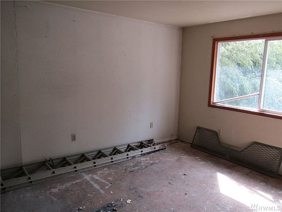 5th image of 9830 Overlook Dr NW