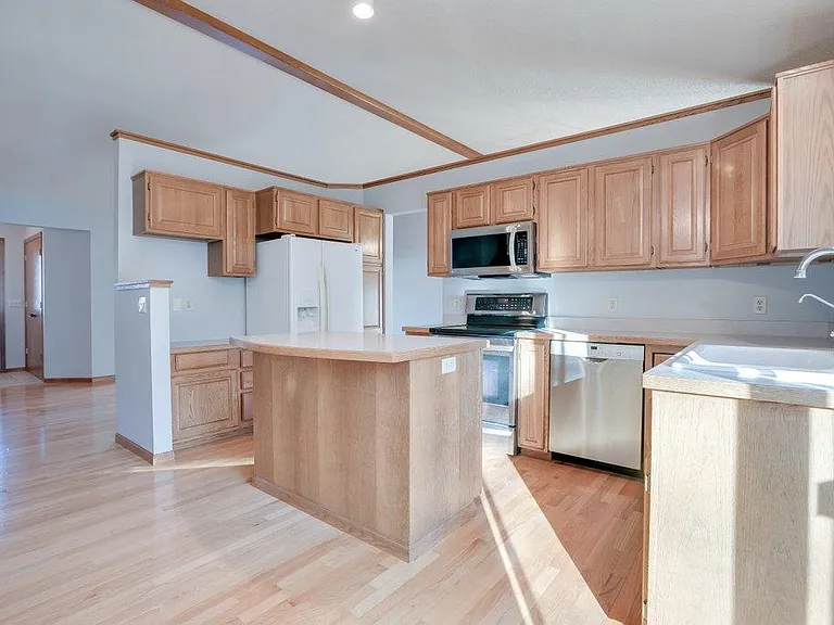 14813 Interlachen Ln — Photo 10