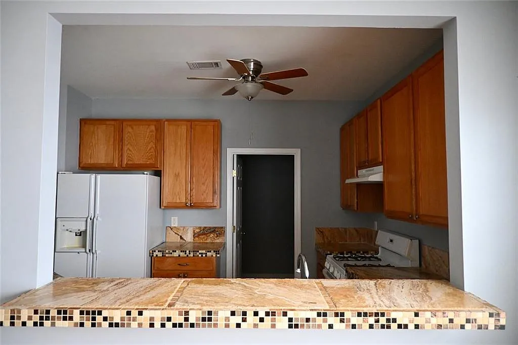 3 bed, 2.0 bath, 1424 sqft, $2,100 — Photo 4
