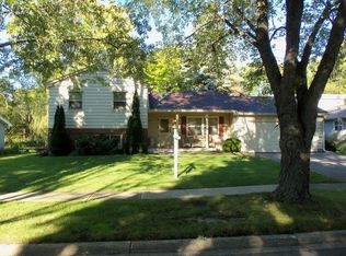 820 Gerry St, Woodstock, IL 60098