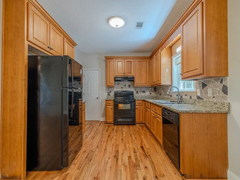 131 Eric Dr — Photo 9