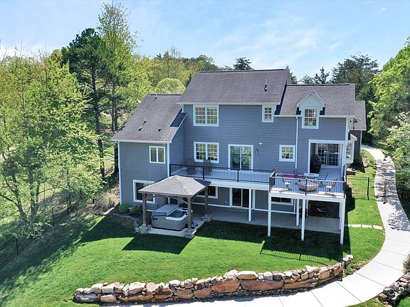2nd image of 102 Pebble Brook Ln