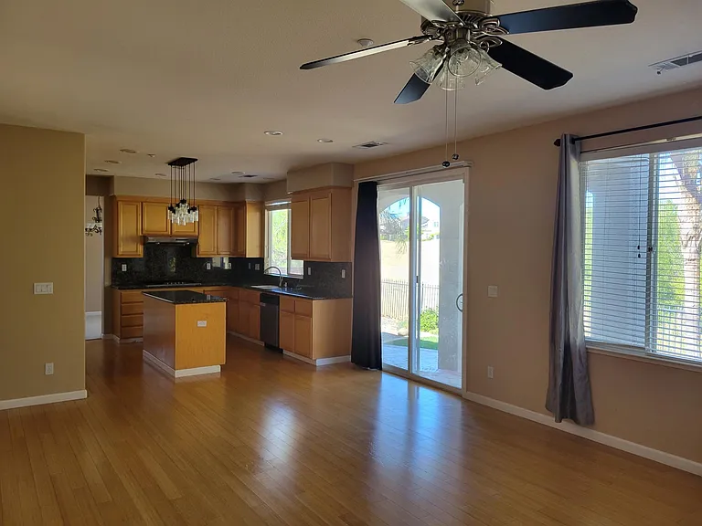 385 Roundhill Dr — Photo 8