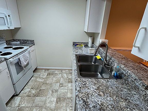 3rd image of 909 Queens Way