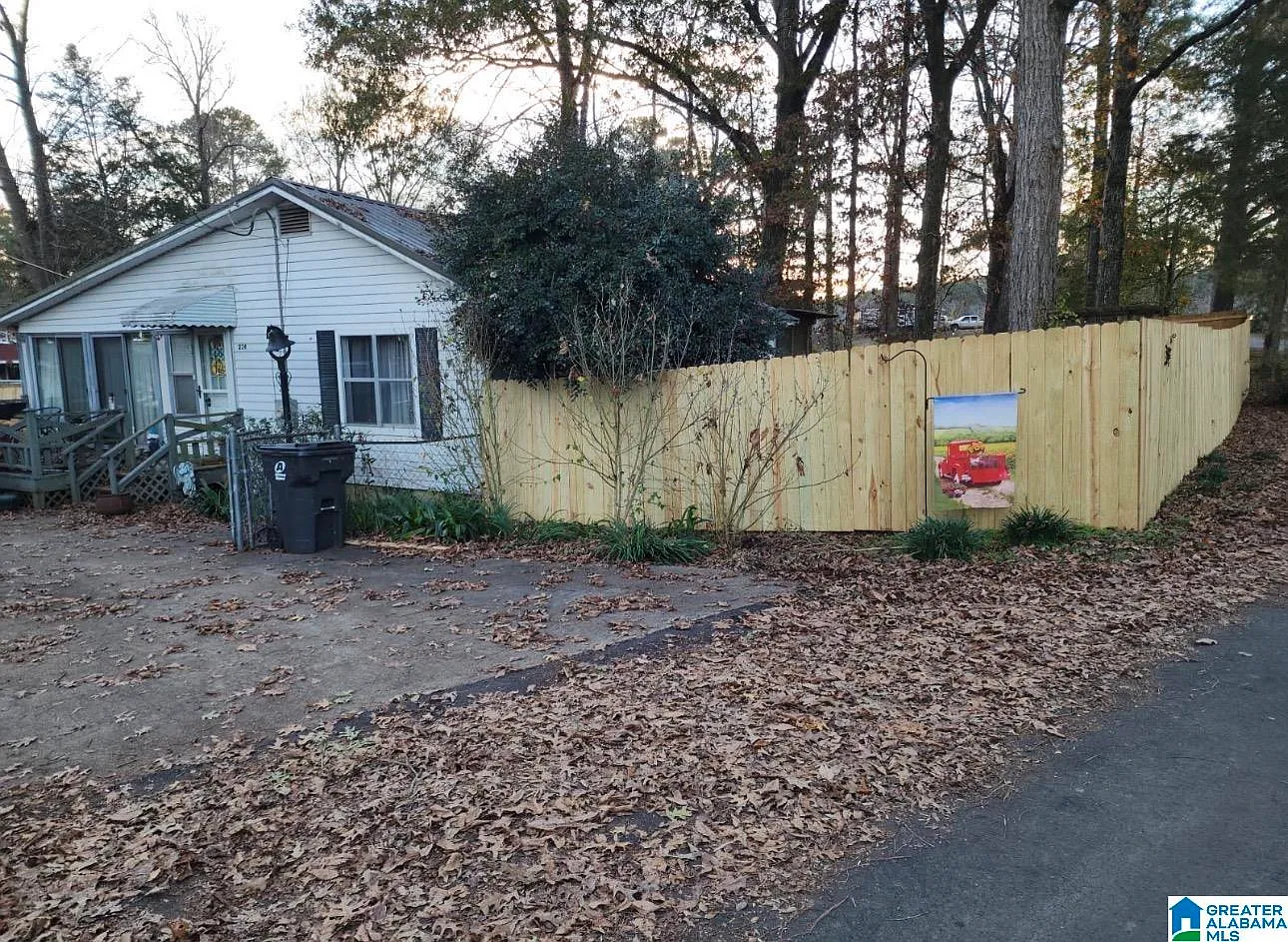 224 Riverview Dr photo 1