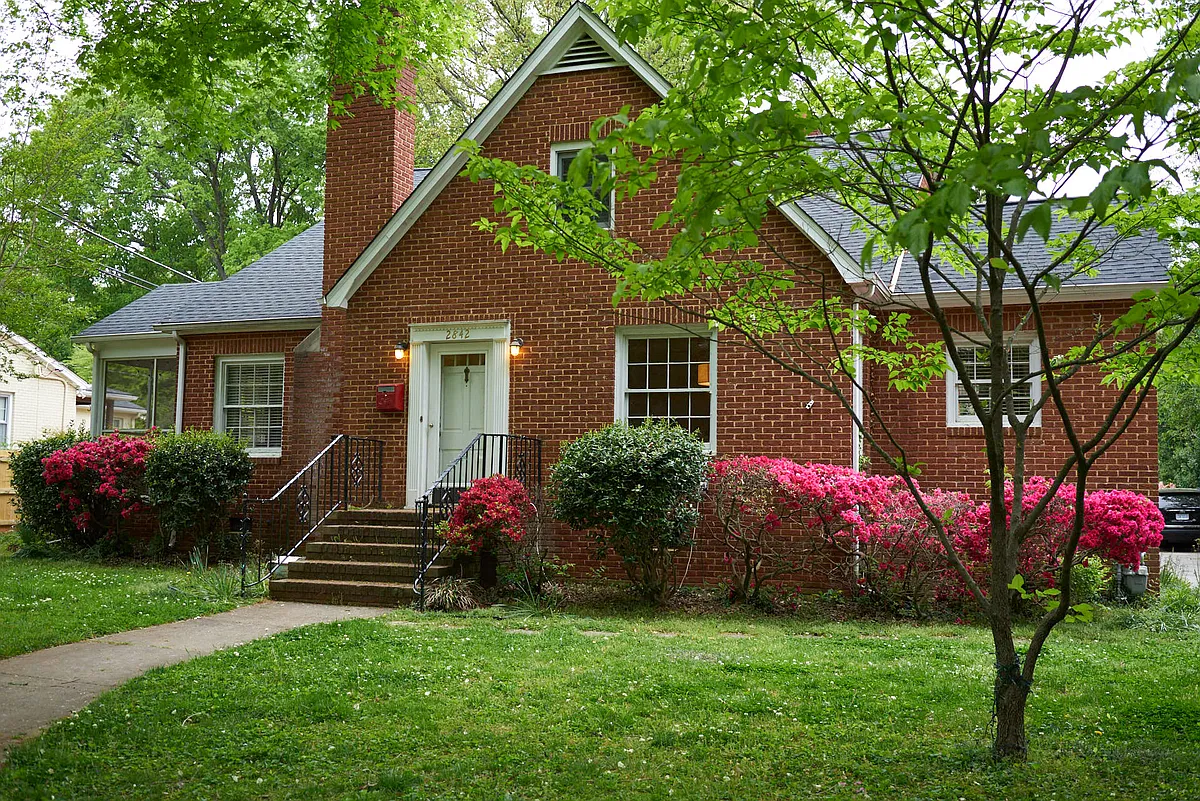 Building Photo - 2842 Sunset Dr