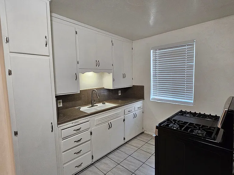 1344 N Country Club Rd — Photo 2
