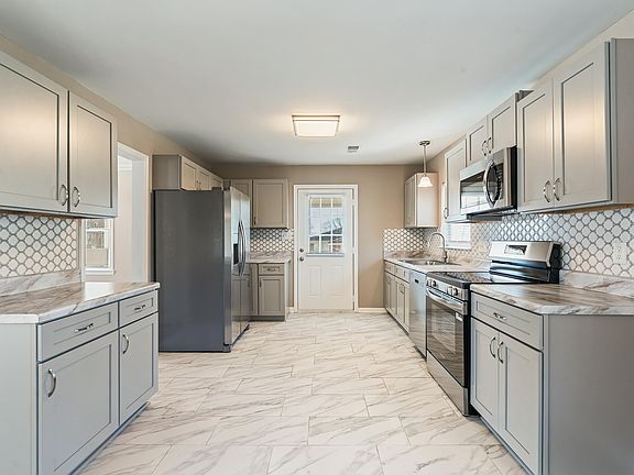 4th image of 2036 Pershing Rd