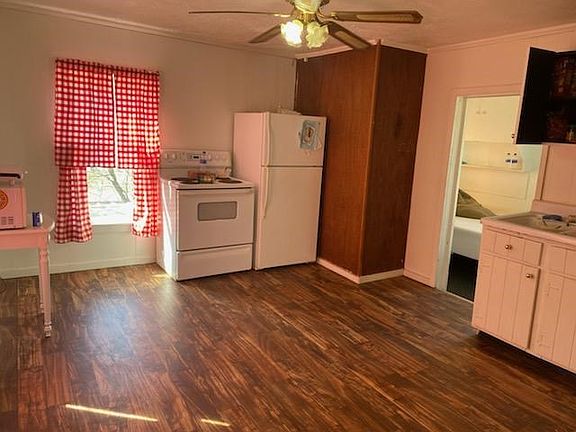 3rd image of 108 E Pleasant St