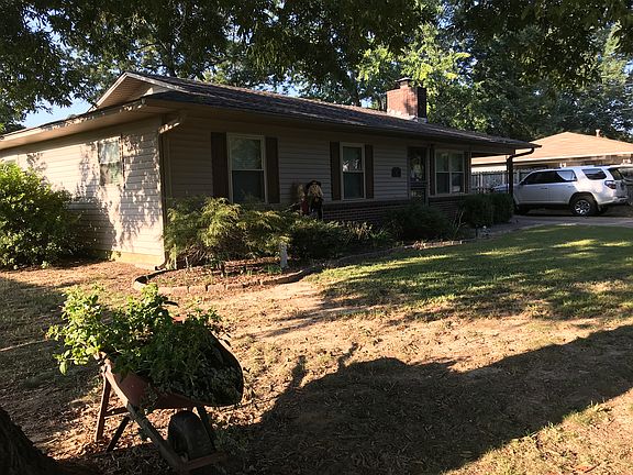 2nd image of 122 E Cloverdale Dr