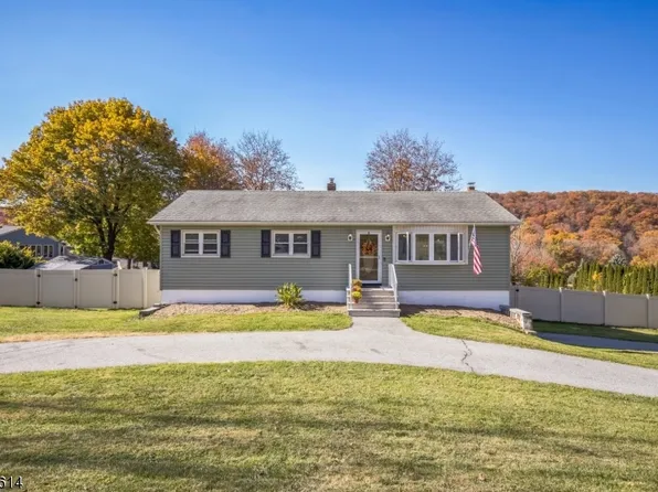 15 Clover Ln, Vernon Twp., NJ 07462